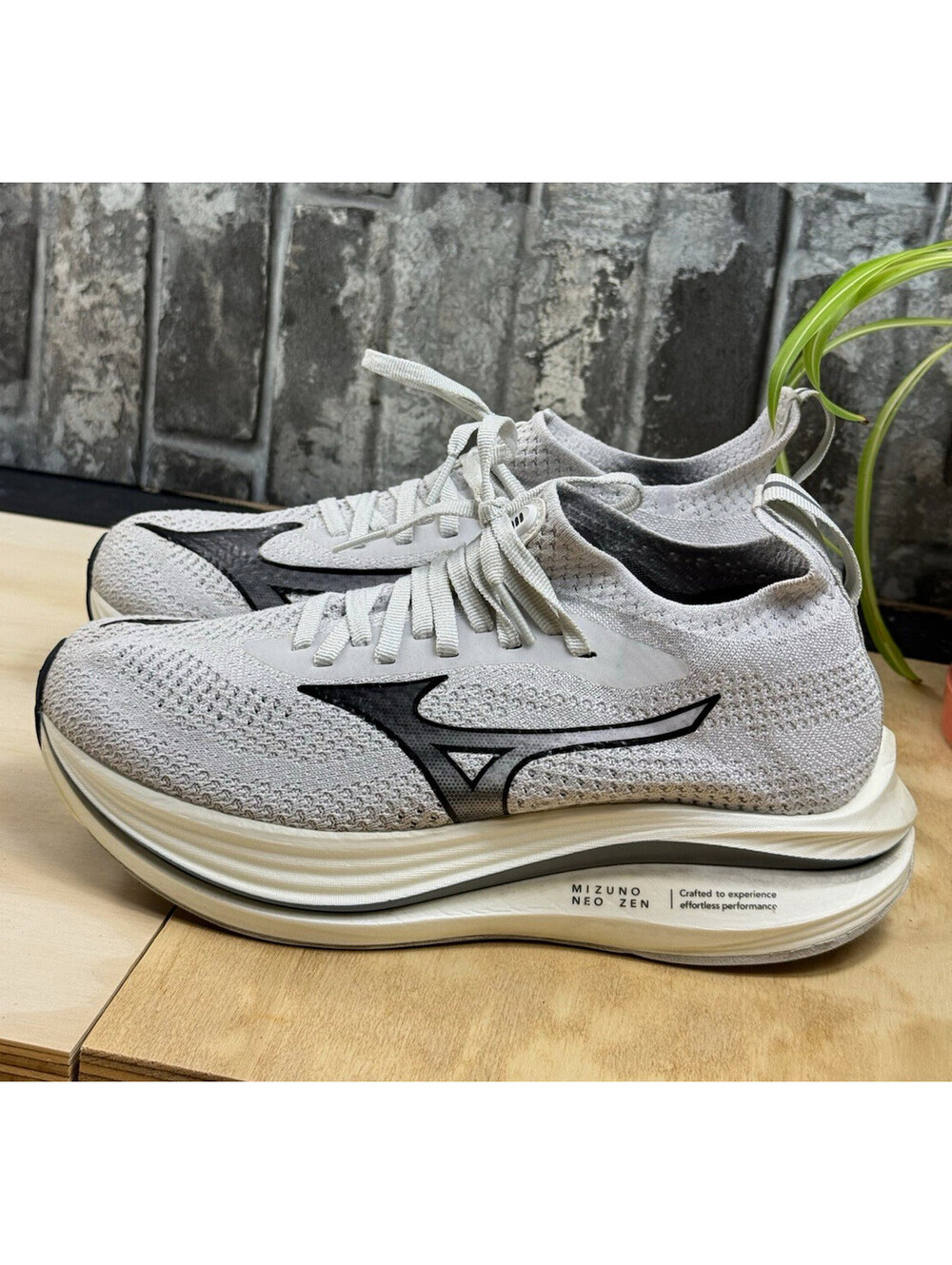 Mizuno Neo Zen Men's Gray/Black Low Top Lace-Up Athletic Sneaker J1GD258622